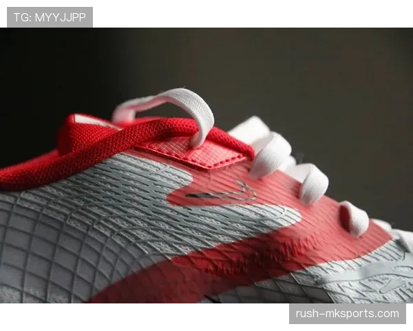 布莱克本新款方格设计引领时尚潮流，青少年穿搭成焦点