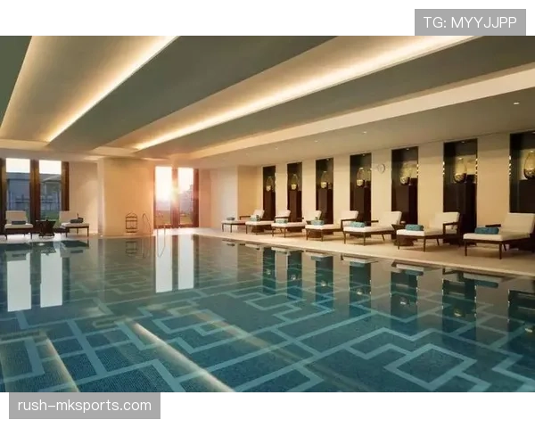 我靠，瑞安·洛赫特泳池边那张躺椅看着比我整套公寓还贵